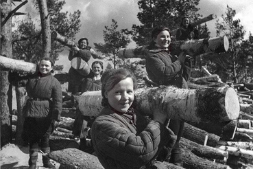 23 августа мы вспоминаем девушек-лесорубов